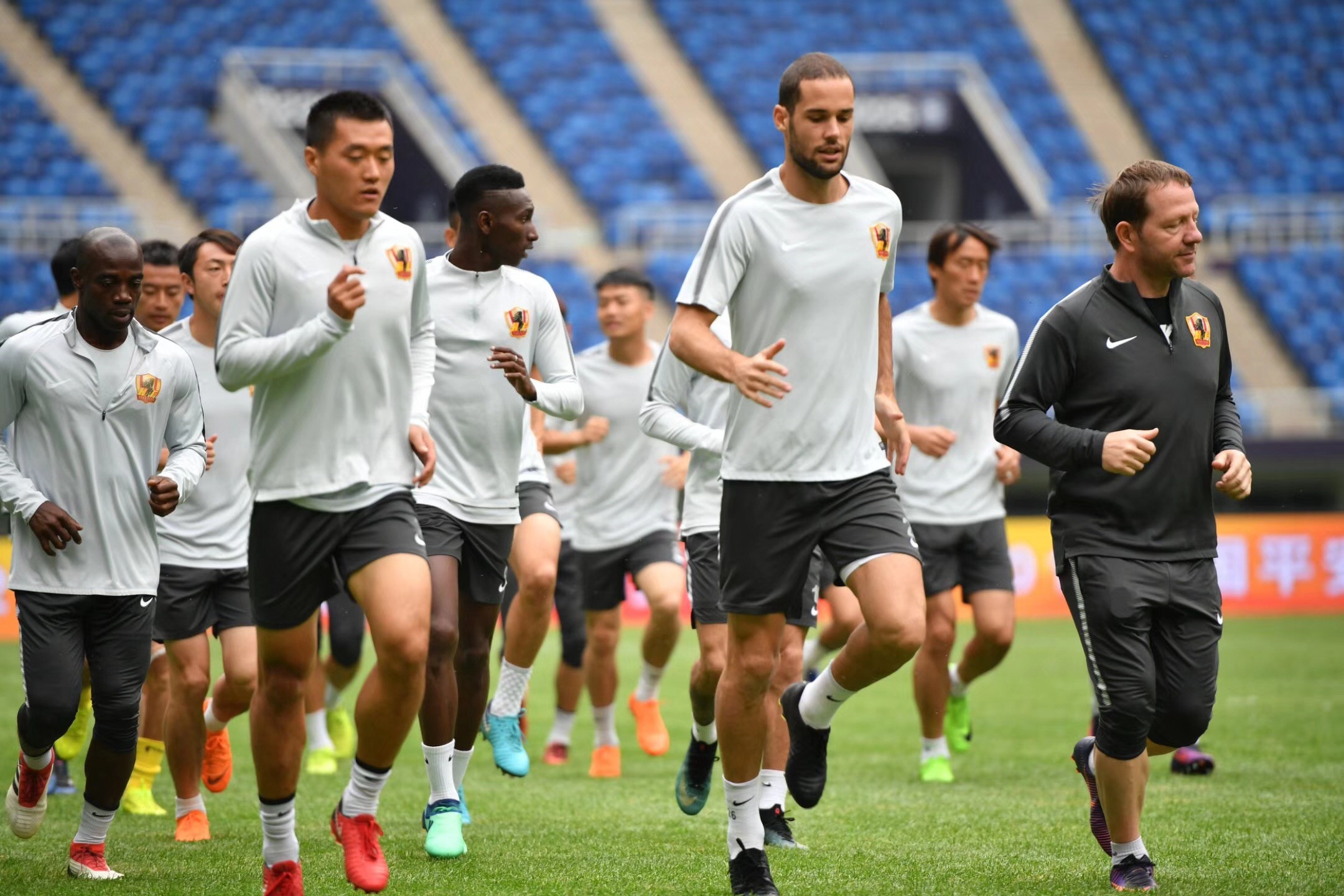 九游体育官网-关于国际比赛日欧超杯传出新动向，巴塞罗那更衣室发声，管理层表态：压力陡增，临场指挥获称赞的信息